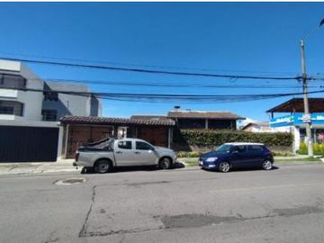HERMOSA CASA EN VENTA DE 3 PLANTAS SECTOR QUITO TENNIS
