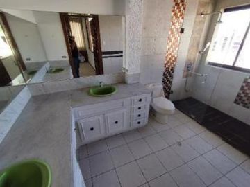 HERMOSA CASA EN VENTA DE 3 PLANTAS SECTOR QUITO TENNIS