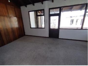HERMOSA CASA EN VENTA DE 3 PLANTAS SECTOR QUITO TENNIS