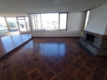 HERMOSA CASA EN VENTA DE 3 PLANTAS SECTOR QUITO TENNIS
