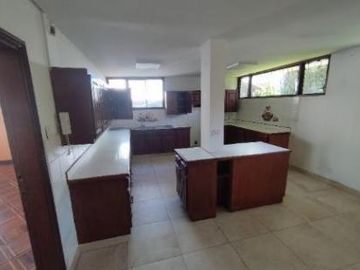 HERMOSA CASA EN VENTA DE 3 PLANTAS SECTOR QUITO TENNIS