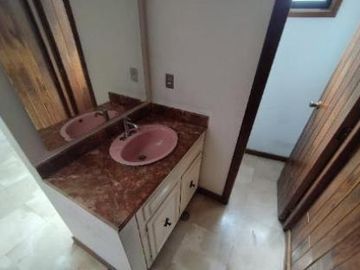 HERMOSA CASA EN VENTA DE 3 PLANTAS SECTOR QUITO TENNIS