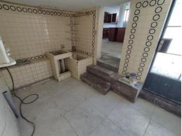 HERMOSA CASA EN VENTA DE 3 PLANTAS SECTOR QUITO TENNIS