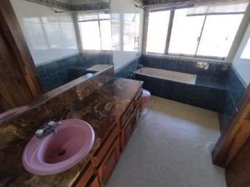 HERMOSA CASA EN VENTA DE 3 PLANTAS SECTOR QUITO TENNIS