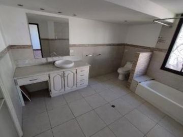 HERMOSA CASA EN VENTA DE 3 PLANTAS SECTOR QUITO TENNIS