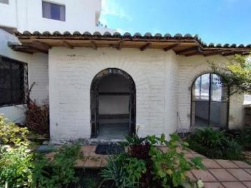 HERMOSA CASA EN VENTA DE 3 PLANTAS SECTOR QUITO TENNIS