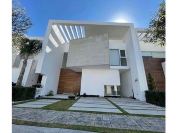 ✨ ¡HERMOSA CASA ESTILO MEXICANO EN FRACCIONAMIENTO CAMPESTRE DEL VALLE! ✨
