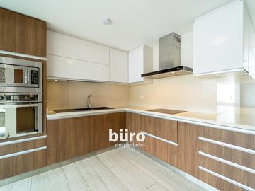EXCLUSIVO PENTHOUSE EN VENTA DE 3 DORMITORIOS Y TERRAZA EN SAN ISIDRO