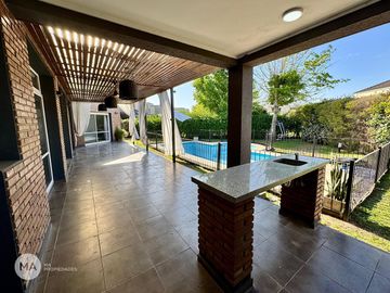 Casa 3 dormitorios, jardín, piscina - Funes Hills Cadaques | Venta