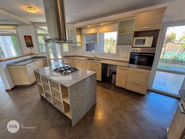 Casa 3 dormitorios, jardín, piscina - Funes Hills Cadaques | Venta