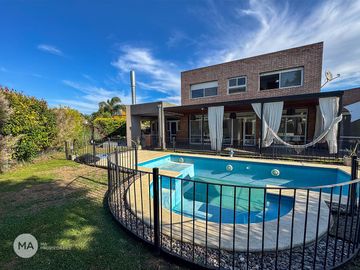 Casa 3 dormitorios, jardín, piscina - Funes Hills Cadaques | Venta