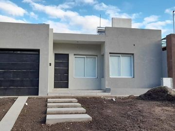 GRAN OPORTUNIDAD CASA A ESTRENAR ZONA SEMINARIO  - Parana