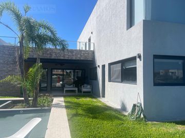 Casa en venta al lago en el Barrio Vistas, PUERTOS / ESCOBAR