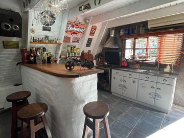 Casa en  Venta con piscina, mas dpto, mas local comercial.