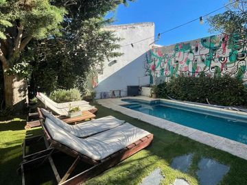 Casa en  Venta con piscina, mas dpto, mas local comercial.