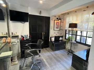 Casa en  Venta con piscina, mas dpto, mas local comercial.