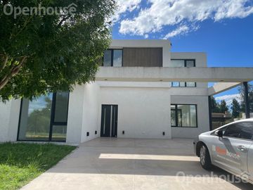 MAGNIFICA CASA EN EL BARRIO DE SANTO TOMÁS 5 AMBIENTES