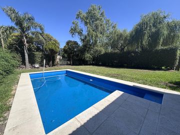 Venta casa Funes 2 dormitorios 2 baños jardín piscina todos los servicios