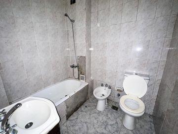 Venta Departamento dos dormitorios con patio. Pichincha - Rosario.