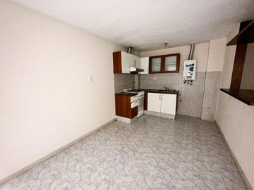 Venta Departamento dos dormitorios con patio. Pichincha - Rosario.