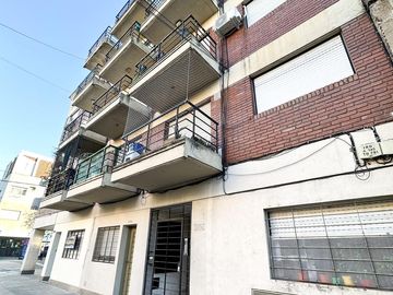 Venta Departamento dos dormitorios con patio. Pichincha - Rosario.