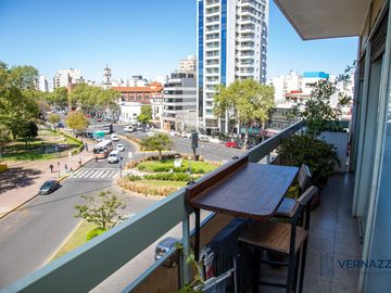 APTO CREDITO! Cómodo y luminoso 5 ambientes con vista al Parque Centenario