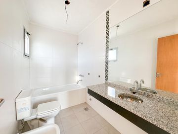 Departamento en venta en Echesortu, Rosario 1 dormitorio c/ patio y amenities.