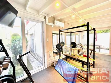 CHALET IMPECABLE ESTADO, 4 AMBIENTES, GARAGE, TERRAZA, GIMNASIO, SUP CUB. 152m2
