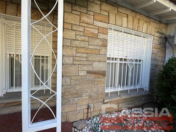 CHALET IMPECABLE ESTADO, 4 AMBIENTES, GARAGE, TERRAZA, GIMNASIO, SUP CUB. 152m2