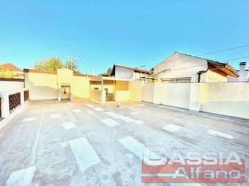 CHALET IMPECABLE ESTADO, 4 AMBIENTES, GARAGE, TERRAZA, GIMNASIO, SUP CUB. 152m2
