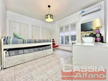 CHALET IMPECABLE ESTADO, 4 AMBIENTES, GARAGE, TERRAZA, GIMNASIO, SUP CUB. 152m2