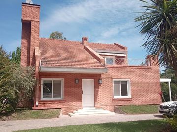 Casa en venta - 3 Dormitorios 3 Baños - Cochera - 1.100Mts2 - Campana