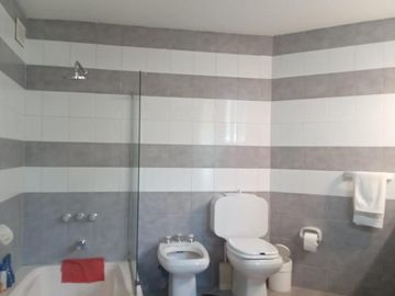 Casa en venta - 3 Dormitorios 3 Baños - Cochera - 1.100Mts2 - Campana
