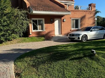 Casa en venta - 3 Dormitorios 3 Baños - Cochera - 1.100Mts2 - Campana