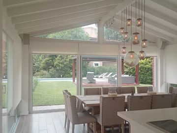 Casa en venta - 3 Dormitorios 3 Baños - Cochera - 1.100Mts2 - Campana