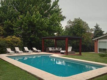 Casa en venta - 3 Dormitorios 3 Baños - Cochera - 1.100Mts2 - Campana