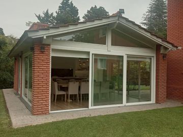 Casa en venta - 3 Dormitorios 3 Baños - Cochera - 1.100Mts2 - Campana