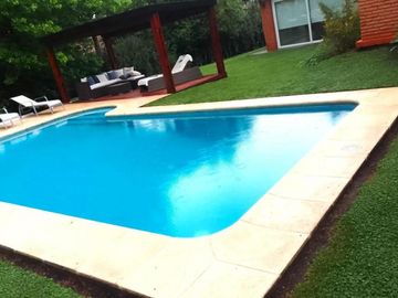 Casa en venta - 3 Dormitorios 3 Baños - Cochera - 1.100Mts2 - Campana