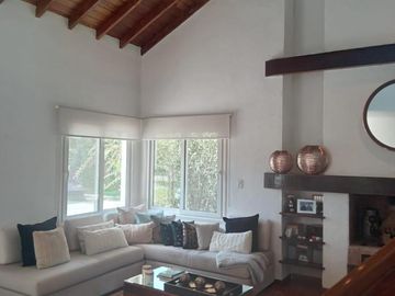 Casa en venta - 3 Dormitorios 3 Baños - Cochera - 1.100Mts2 - Campana