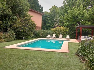 Casa en venta - 3 Dormitorios 3 Baños - Cochera - 1.100Mts2 - Campana