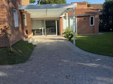Casa en venta - 3 Dormitorios 3 Baños - Cochera - 1.100Mts2 - Campana