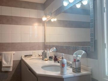 Casa en venta - 3 Dormitorios 3 Baños - Cochera - 1.100Mts2 - Campana