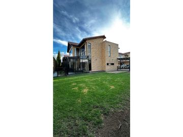 Hermosa casa en arriendo- Bosque Madero