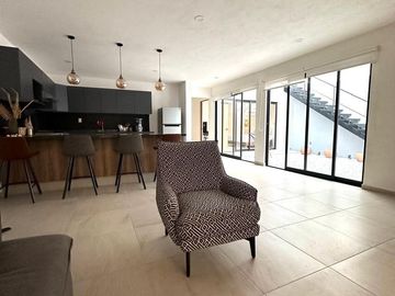 CASA EN VENTA EN LOMAS DE  HACIENDA GRANDE TEQUISQUIAPAN - CON ROOFTOP