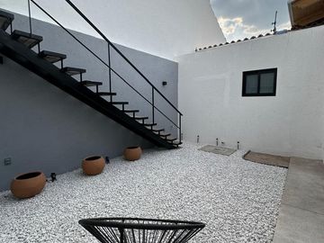 CASA EN VENTA EN LOMAS DE  HACIENDA GRANDE TEQUISQUIAPAN - CON ROOFTOP