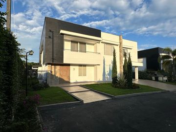 Venta De Espectacular Mansión Luxury En Prestigioso Condominio De Pance 1600 M2 De Lote.