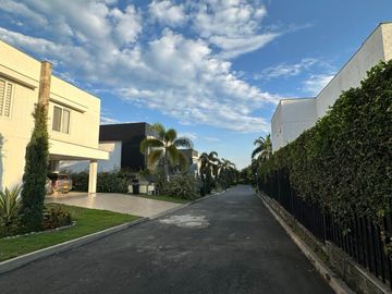 Venta De Espectacular Mansión Luxury En Prestigioso Condominio De Pance 1600 M2 De Lote.