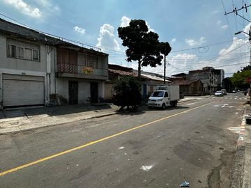 Venta Casa Independiente En El Barrio Popular En Sector Residencial Y Comercial