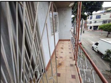 Venta Casa Independiente En El Barrio Popular En Sector Residencial Y Comercial