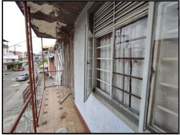 Venta Casa Independiente En El Barrio Popular En Sector Residencial Y Comercial